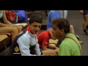 Íránský zápasník je nucen předstírat zranění